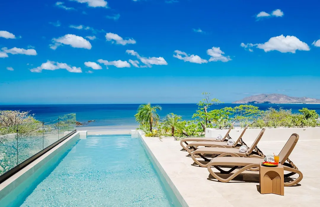 Iguana Surf Boutique Hotel Tamarindo Rooftop Pool & Beachfront Suites-1