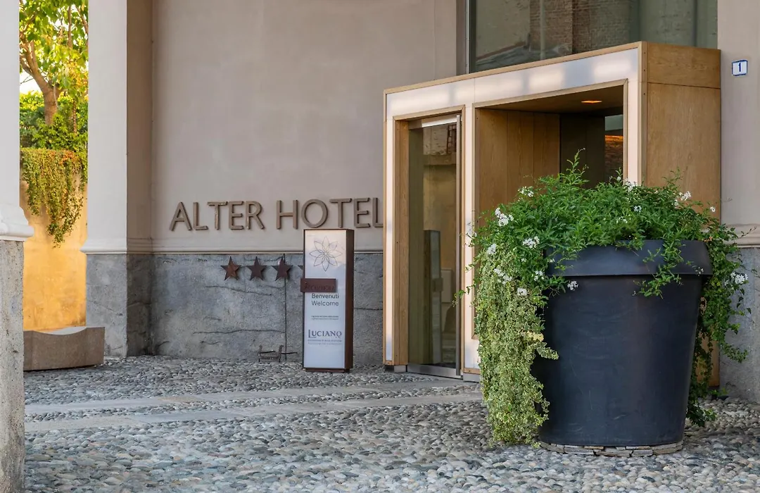 Alter Hotel-1