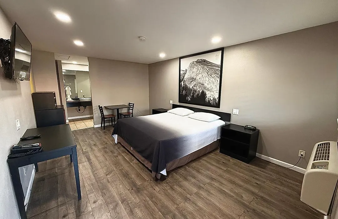 Super 8 By Wyndham Visalia-1