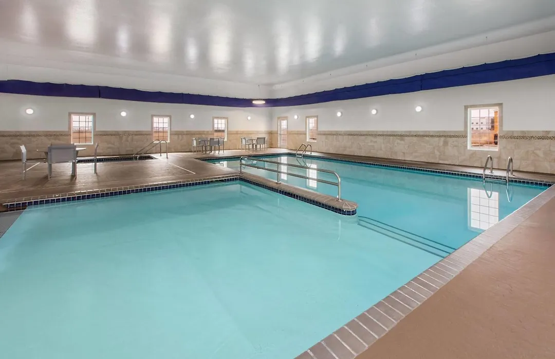 La Quinta Inn & Suites By Wyndham Minot-1