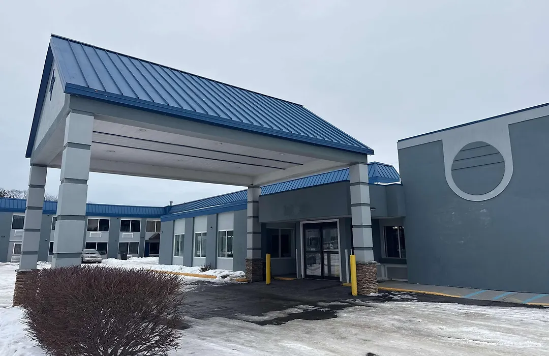 Days Inn & Suites By Wyndham Norton Shores Muskegon-1