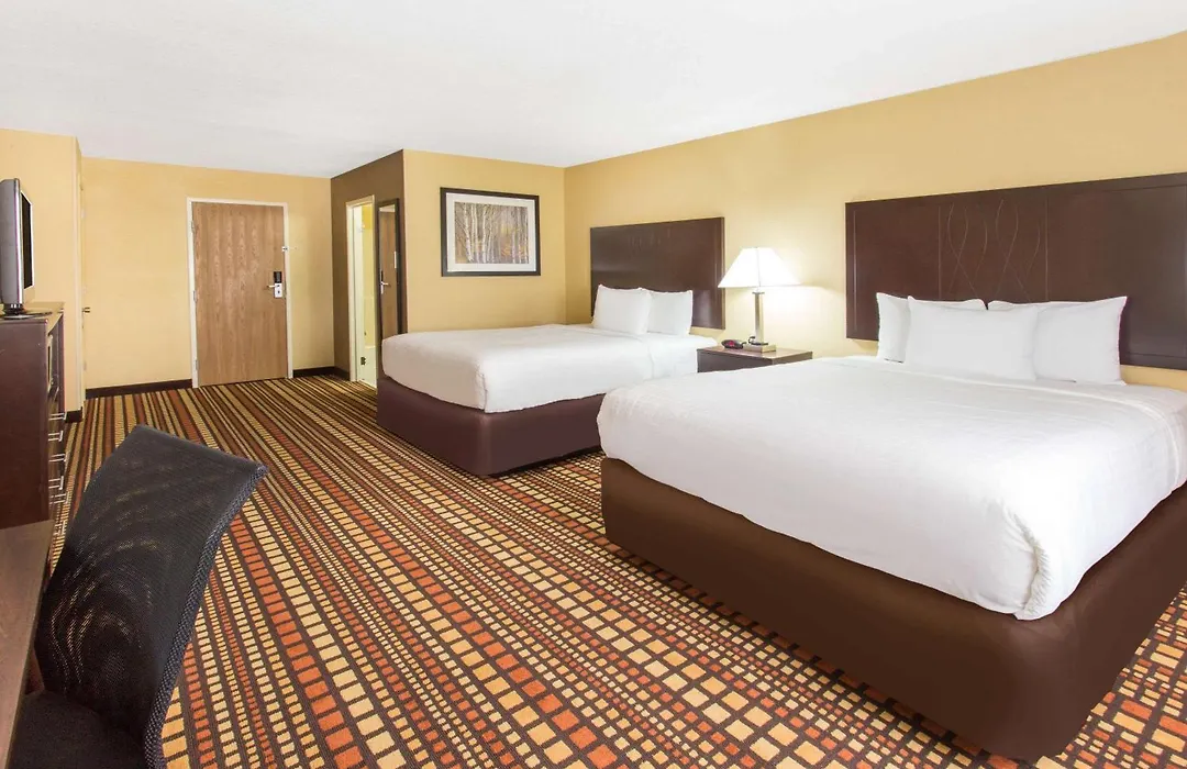 Days Inn & Suites By Wyndham Davenport East-1