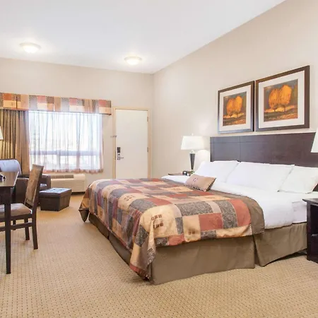 Ramada By Wyndham Pincher Creek-3