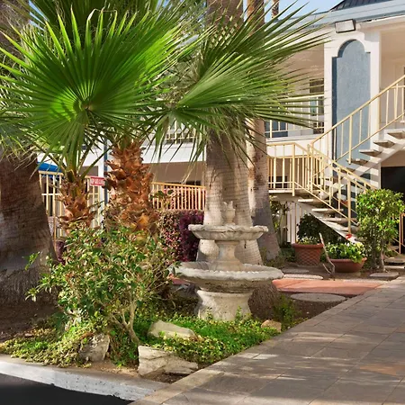 Travelodge By Wyndham Bakersfield-3
