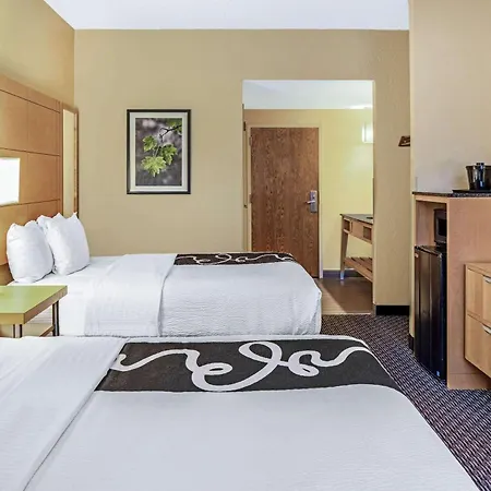 La Quinta By Wyndham Naples Downtown-2
