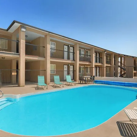 Travelodge By Wyndham Kamloops Mountview-3