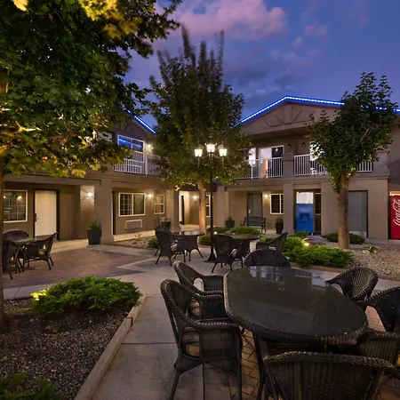 Days Inn By Wyndham Kelowna-3