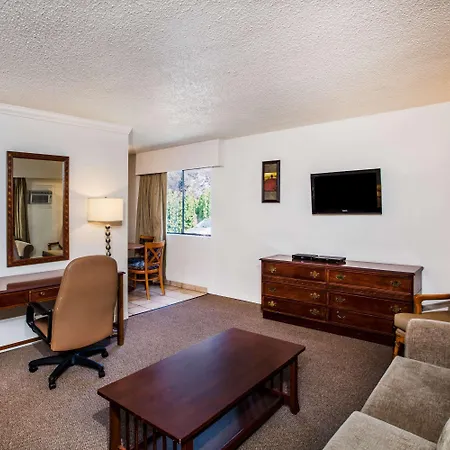 Howard Johnson Hotel By Wyndham Victoria-3