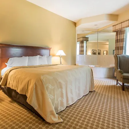 Quality Inn & Suites East Troy I-43-2