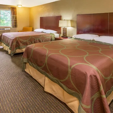 Super 8 By Wyndham Woodburn-3