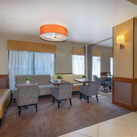 Wyndham Garden Kansas City Airport-3