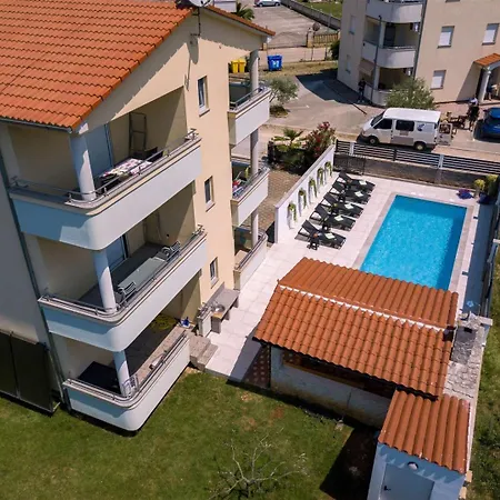 Villa Vita Apartments & Studios With Common Pool-3