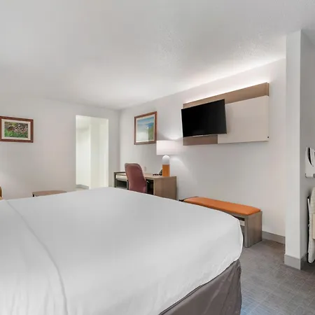 Comfort Inn & Suites Lake George-3