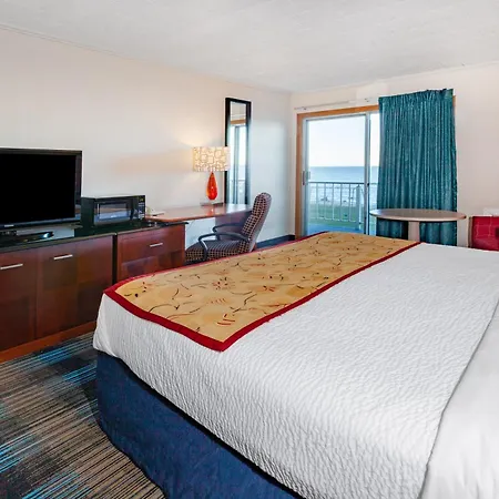 Days Inn & Suites By Wyndham St. Ignace Lakefront-3