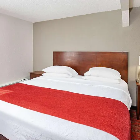 Ramada By Wyndham Bowling Green-2