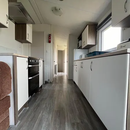 Ormesby Beach Haven: Pet-Friendly Family Retreat-3