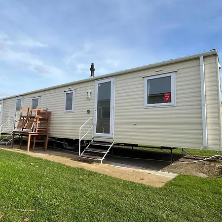 Ormesby Beach Haven: Pet-Friendly Family Retreat-2