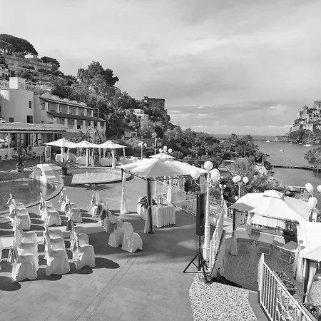 Strand Hotel Delfini-2