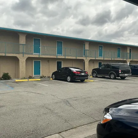 Crzy 8 Motel-2