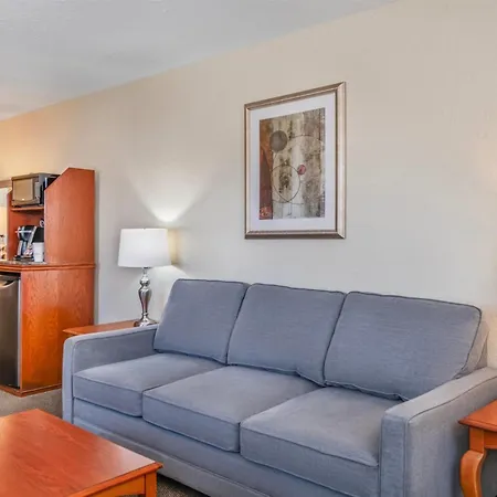 Travelodge By Wyndham Gananoque-3