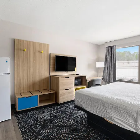 Days Inn & Suites By Wyndham Norton Shores Muskegon-3