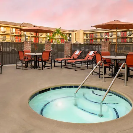 Best Western Plus Raffles Inn & Suites-2