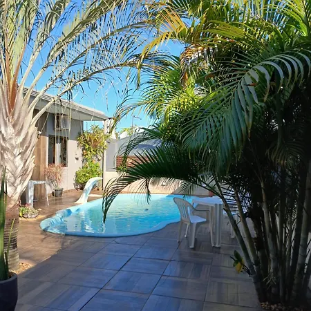 Edicula com um quarto banheiro e piscina e lazer-2