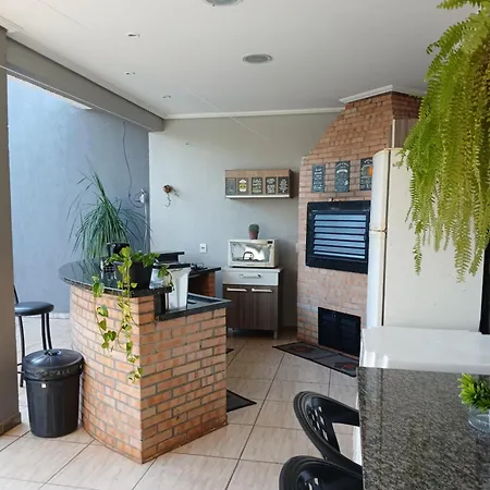 Edicula com um quarto banheiro e piscina e lazer-3