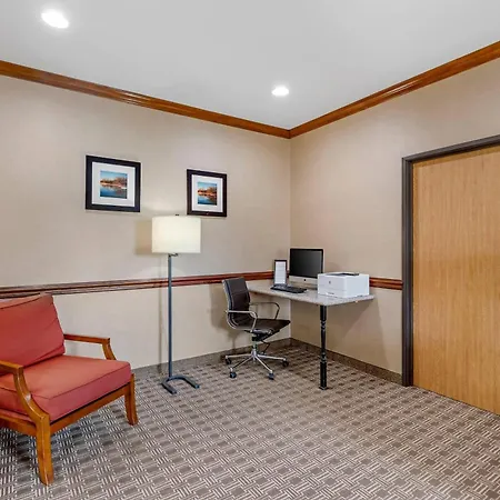 Comfort Inn & Suites East Moline Near I-80-3