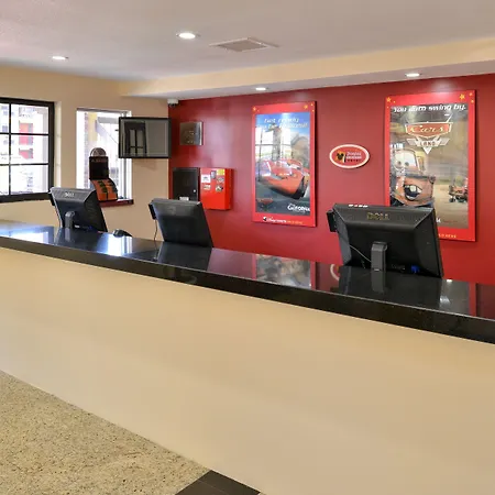 Best Western Plus Raffles Inn & Suites-3