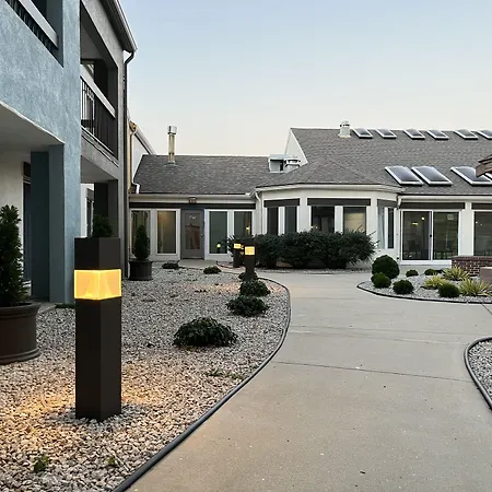 Orangewood Inn & Suites Kansas City Airport-2