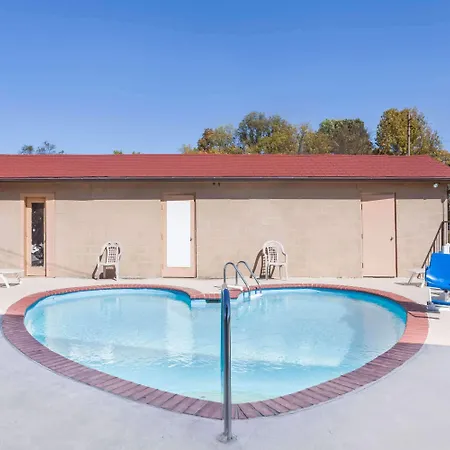 Travelodge By Wyndham Clarksville-3