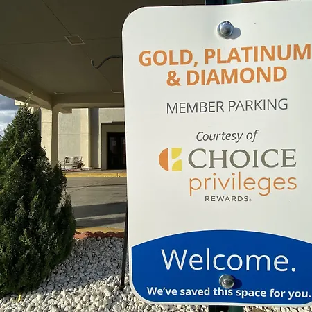 Clarion Inn & Suites Grand Rapids Airport-3