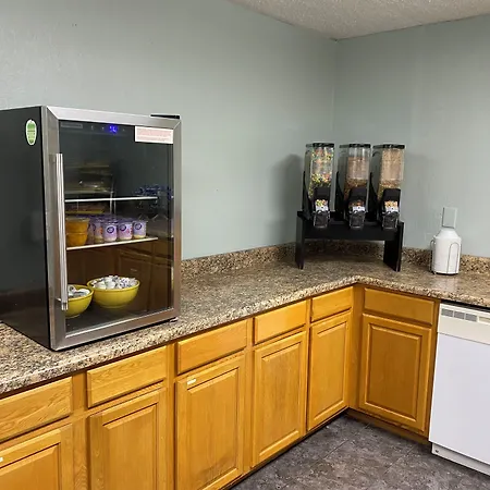 Days Inn & Suites By Wyndham Springfield On I-44-3