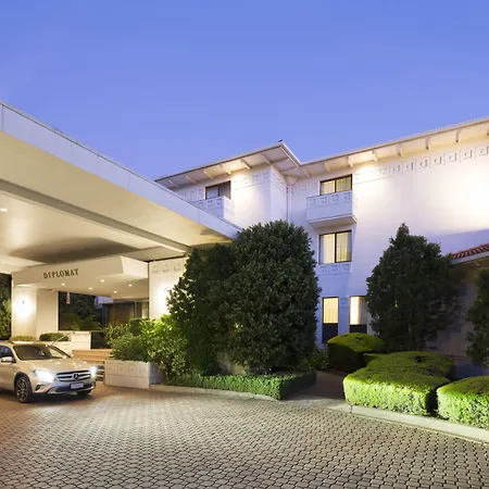 Ramada By Wyndham Diplomat Canberra-3