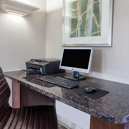 Days Inn & Suites By Wyndham Roseville/Detroit Area-2