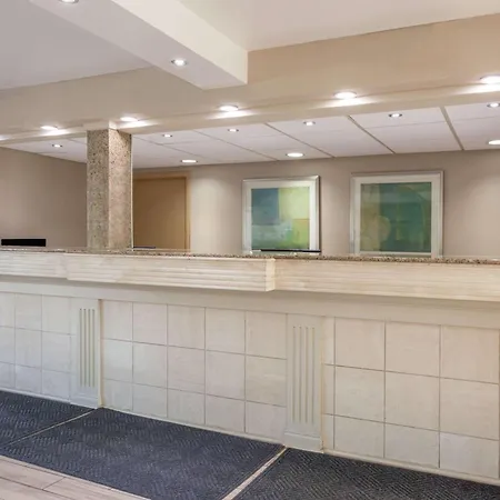 Days Inn & Suites By Wyndham Roseville/Detroit Area-3