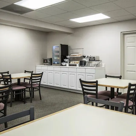 Super 8 By Wyndham Cherokee-3