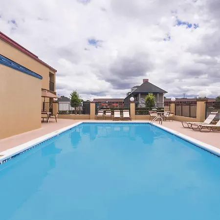 Days Inn & Suites By Wyndham Warner Robins Near Robins Afb-3