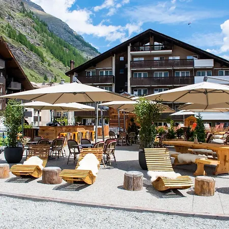 Schweizerhof Zermatt - A Small Luxury Hotel-3