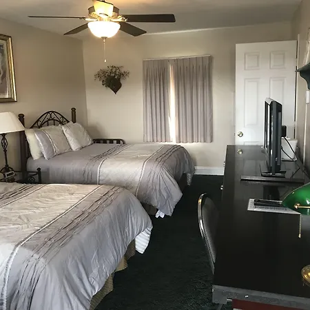 Longhouse Lodge Motel-3