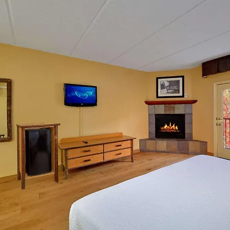 Bearskin Lodge On The River-2