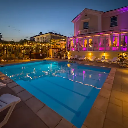 Riviera Lodge Hotel-3