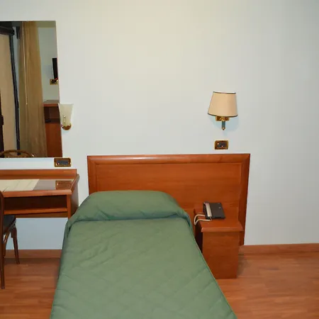 Canadian Hotel-2