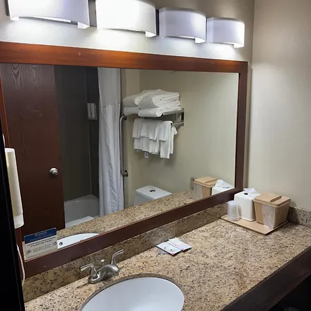Quality Inn & Suites Green Bay - Ashwaubenon-2