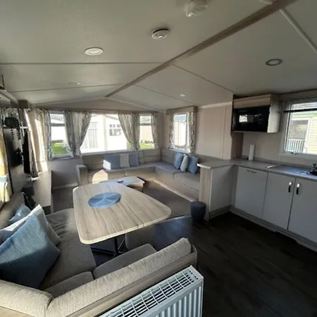 Modern 3-Bedroom Caravan Near Beach At Ty Mawr Holiday Park-3