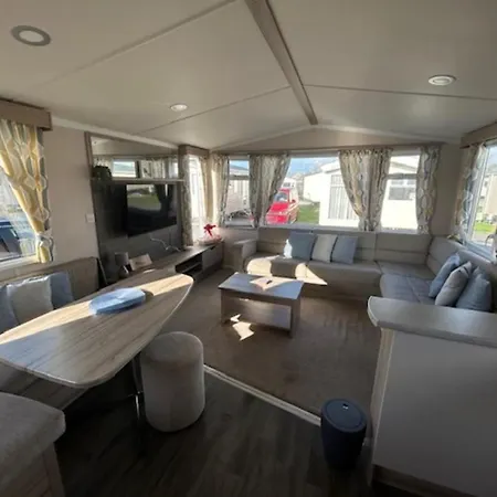 Modern 3-Bedroom Caravan Near Beach At Ty Mawr Holiday Park-2