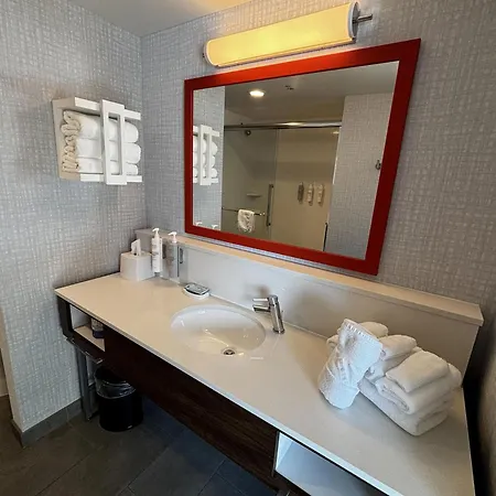 Hampton Inn & Suites Erie Bayfront-3