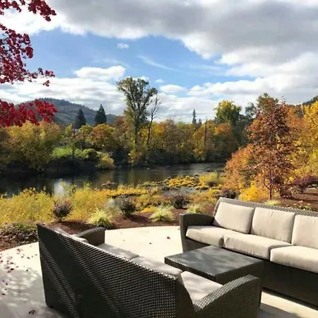 The Lodge At Roseburg-3
