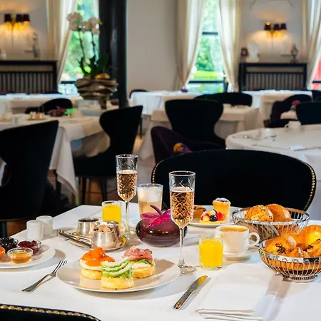 Victor's Residenz-Hotel Schloss Berg-3
